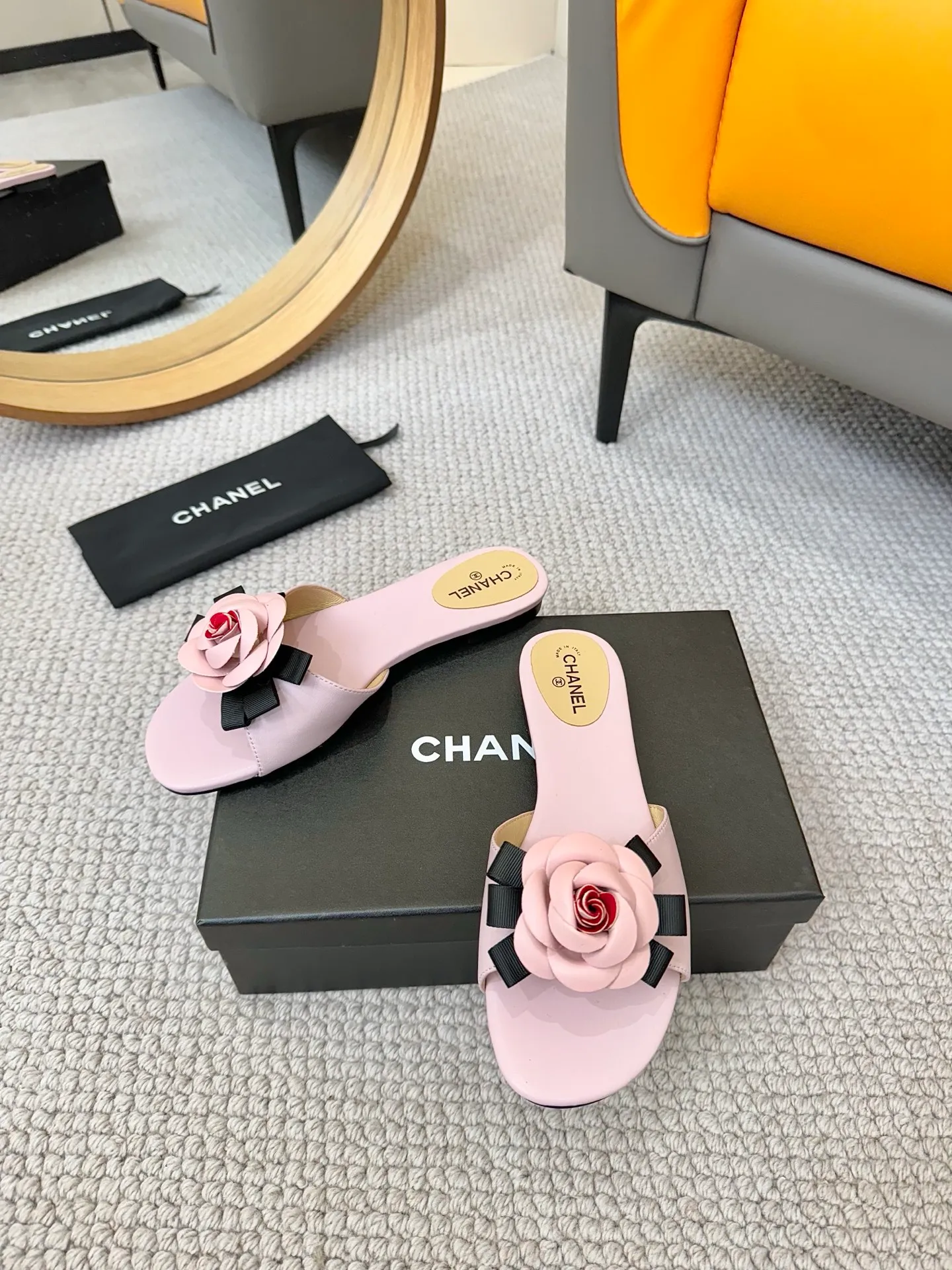 👟👟Ex-factory price 440👟👟 CHANEL Xiaoxiang ss25P new spring and summer thick-soled camellia slippers CHANE*｜Xiaoxiang ss25P new spring and summer thick-soled camellia slippers series! This season’s camellia series is really beautiful😍Grandma Xiang’s family has always been elegant and ladylike, full of high-end looks! It’s very nice on the feet~Whether it’s worn barefoot or paired with skirts or trousers, it’s very versatile! Incomparably beautiful! Especially fairy🧚overwhelmingly girly‼ Number of yards: 35-40 yards